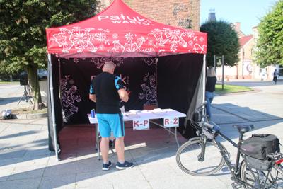 Na zdjęciu uczestnicy Rodzinnego Rajdu Rowerowego "Rowerem przez Pałuki"