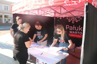 Na zdjęciu uczestnicy Rodzinnego Rajdu Rowerowego "Rowerem przez Pałuki"