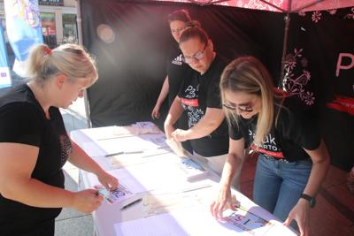 Na zdjęciu uczestnicy Rodzinnego Rajdu Rowerowego "Rowerem przez Pałuki"