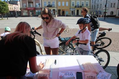 Na zdjęciu uczestnicy Rodzinnego Rajdu Rowerowego "Rowerem przez Pałuki"