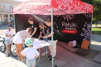 Na zdjęciu uczestnicy Rodzinnego Rajdu Rowerowego "Rowerem przez Pałuki"