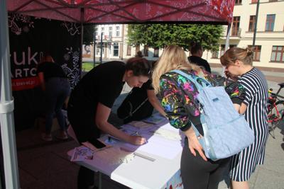 Na zdjęciu uczestnicy Rodzinnego Rajdu Rowerowego "Rowerem przez Pałuki"