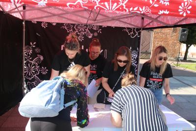 Na zdjęciu uczestnicy Rodzinnego Rajdu Rowerowego "Rowerem przez Pałuki"