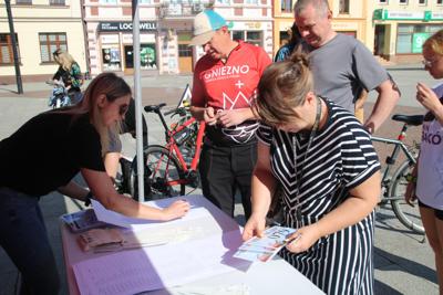 Na zdjęciu uczestnicy Rodzinnego Rajdu Rowerowego "Rowerem przez Pałuki"