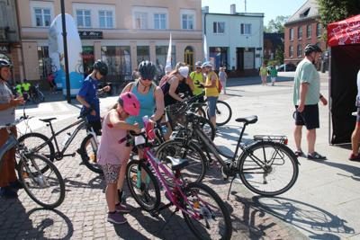 Na zdjęciu uczestnicy Rodzinnego Rajdu Rowerowego "Rowerem przez Pałuki"