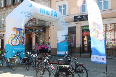 Na zdjęciu uczestnicy Rodzinnego Rajdu Rowerowego "Rowerem przez Pałuki"