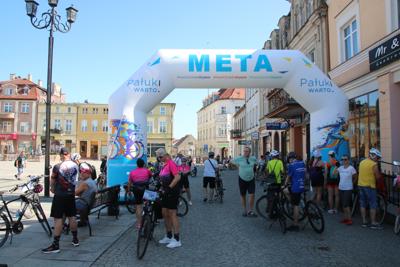 Na zdjęciu uczestnicy Rodzinnego Rajdu Rowerowego "Rowerem przez Pałuki"