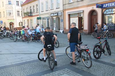 Na zdjęciu uczestnicy Rodzinnego Rajdu Rowerowego "Rowerem przez Pałuki"