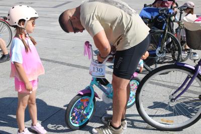 Na zdjęciu uczestnicy Rodzinnego Rajdu Rowerowego "Rowerem przez Pałuki"