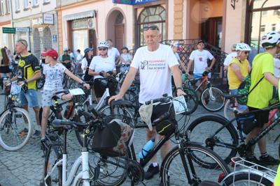 Na zdjęciu uczestnicy Rodzinnego Rajdu Rowerowego "Rowerem przez Pałuki"
