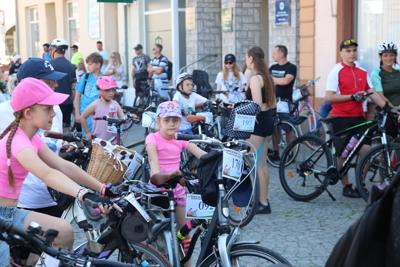 Na zdjęciu uczestnicy Rodzinnego Rajdu Rowerowego "Rowerem przez Pałuki"