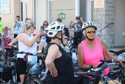 Na zdjęciu uczestnicy Rodzinnego Rajdu Rowerowego "Rowerem przez Pałuki"