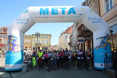 Na zdjęciu uczestnicy Rodzinnego Rajdu Rowerowego "Rowerem przez Pałuki"