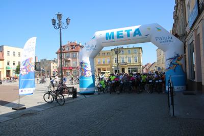 Na zdjęciu uczestnicy Rodzinnego Rajdu Rowerowego "Rowerem przez Pałuki"