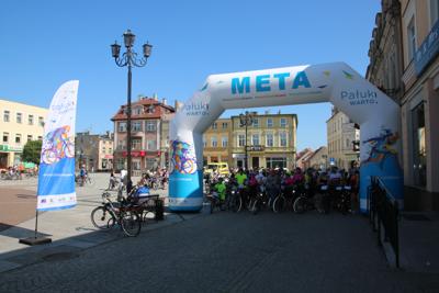 Na zdjęciu uczestnicy Rodzinnego Rajdu Rowerowego "Rowerem przez Pałuki"