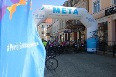 Na zdjęciu uczestnicy Rodzinnego Rajdu Rowerowego "Rowerem przez Pałuki"