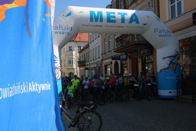 Na zdjęciu uczestnicy Rodzinnego Rajdu Rowerowego "Rowerem przez Pałuki"