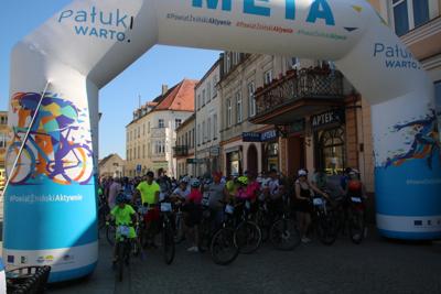 Na zdjęciu uczestnicy Rodzinnego Rajdu Rowerowego "Rowerem przez Pałuki"