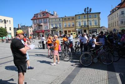 Na zdjęciu uczestnicy Rodzinnego Rajdu Rowerowego "Rowerem przez Pałuki"
