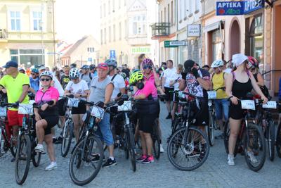 Na zdjęciu uczestnicy Rodzinnego Rajdu Rowerowego "Rowerem przez Pałuki"