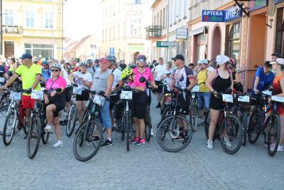 Na zdjęciu uczestnicy Rodzinnego Rajdu Rowerowego "Rowerem przez Pałuki"
