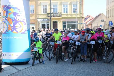 Na zdjęciu uczestnicy Rodzinnego Rajdu Rowerowego "Rowerem przez Pałuki"