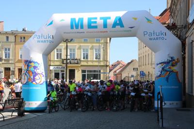 Na zdjęciu uczestnicy Rodzinnego Rajdu Rowerowego "Rowerem przez Pałuki"