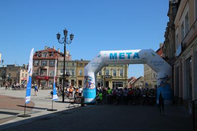 Na zdjęciu uczestnicy Rodzinnego Rajdu Rowerowego "Rowerem przez Pałuki"