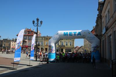 Na zdjęciu uczestnicy Rodzinnego Rajdu Rowerowego "Rowerem przez Pałuki"