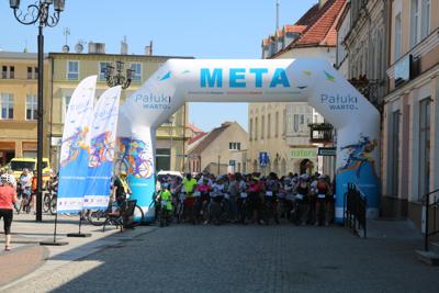 Na zdjęciu uczestnicy Rodzinnego Rajdu Rowerowego "Rowerem przez Pałuki"