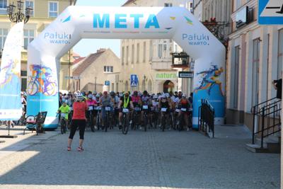 Na zdjęciu uczestnicy Rodzinnego Rajdu Rowerowego "Rowerem przez Pałuki"