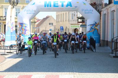 Na zdjęciu uczestnicy Rodzinnego Rajdu Rowerowego "Rowerem przez Pałuki"