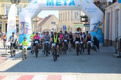 Na zdjęciu uczestnicy Rodzinnego Rajdu Rowerowego "Rowerem przez Pałuki"