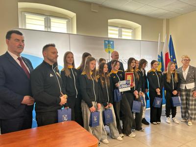 Na zdjęciu uczestnicy uroczystości podczas wydarzenia.