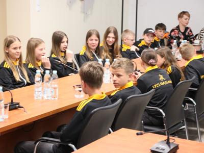 Na zdjęciu uczestnicy uroczystości podczas wydarzenia.