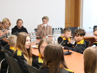 Na zdjęciu uczestnicy uroczystości podczas wydarzenia.