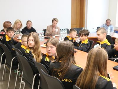 Na zdjęciu uczestnicy uroczystości podczas wydarzenia.