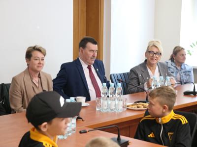 Na zdjęciu uczestnicy uroczystości podczas wydarzenia.