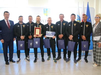 Na zdjęciu drużyna OLDBOY LKS GĄSAWA oraz Starosta Żniński Zbigniew Jaszczuk i Przewodnicząca Rady Powiatu Aleksandra Nowakowska.