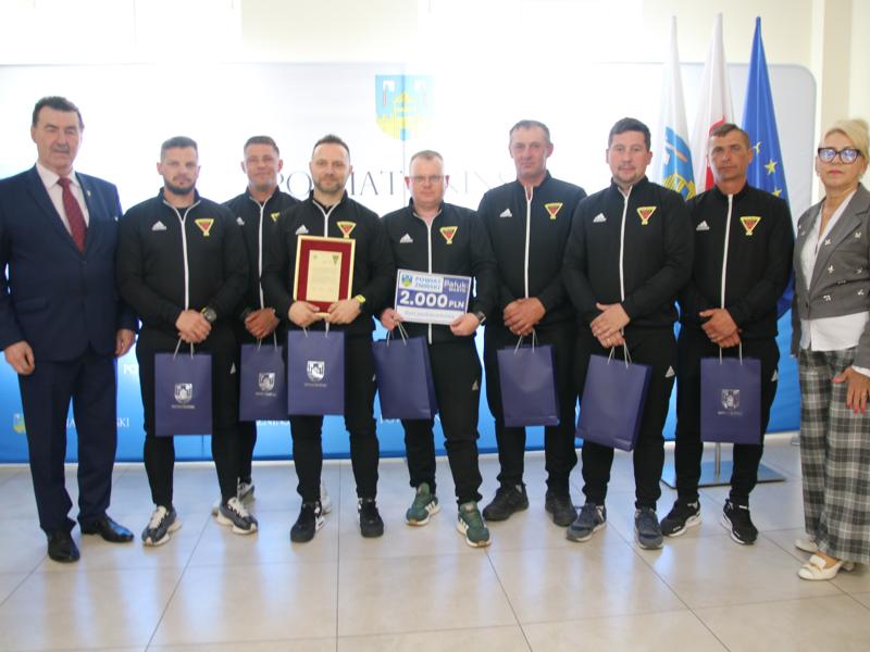 Na zdjęciu drużyna OLDBOY LKS GĄSAWA oraz Starosta Żniński Zbigniew Jaszczuk i Przewodnicząca Rady Powiatu Aleksandra Nowakowska.