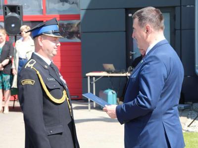 Na zdjęciu Starosta Żniński Zbigniew Jaszczuk oraz otrzymujący wyróżnienie strażak.