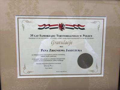 List gratulacyjny skierowany do Starosty Żnińskiego Zbigniewa Jaszczuka z okazji 35 lecia Samorządu Terytorialnego. 