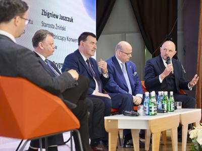 Na zdjęciu Starosta Żniński Zbigniew Jaszczuk oraz uczestnicy Forum Samorządowego w Kowalu. 