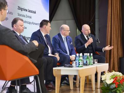 Na zdjęciu Starosta Żniński Zbigniew Jaszczuk oraz uczestnicy Forum Samorządowego w Kowalu.