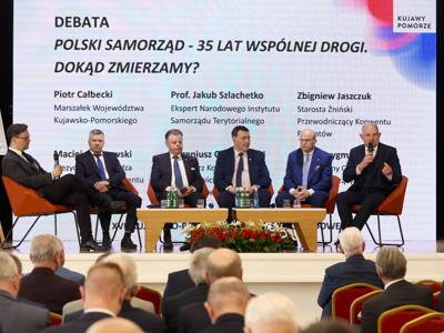 Na zdjęciu Starosta Żniński Zbigniew Jaszczuk oraz uczestnicy Forum Samorządowego w Kowalu.