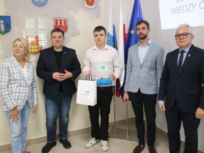 Na zdjęciu uczestnicy konkursu oraz organizatorzy.