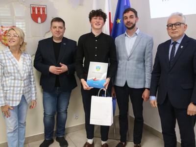 Na zdjęciu uczestnicy konkursu oraz organizatorzy.