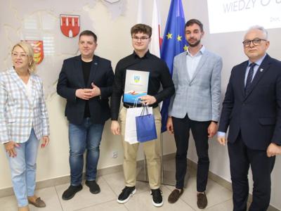 Na zdjęciu uczestnicy konkursu oraz organizatorzy.