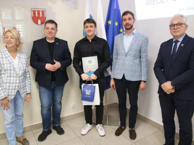 Na zdjęciu uczestnicy konkursu oraz organizatorzy.