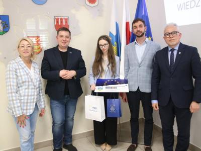 Na zdjęciu uczestnicy konkursu oraz organizatorzy.